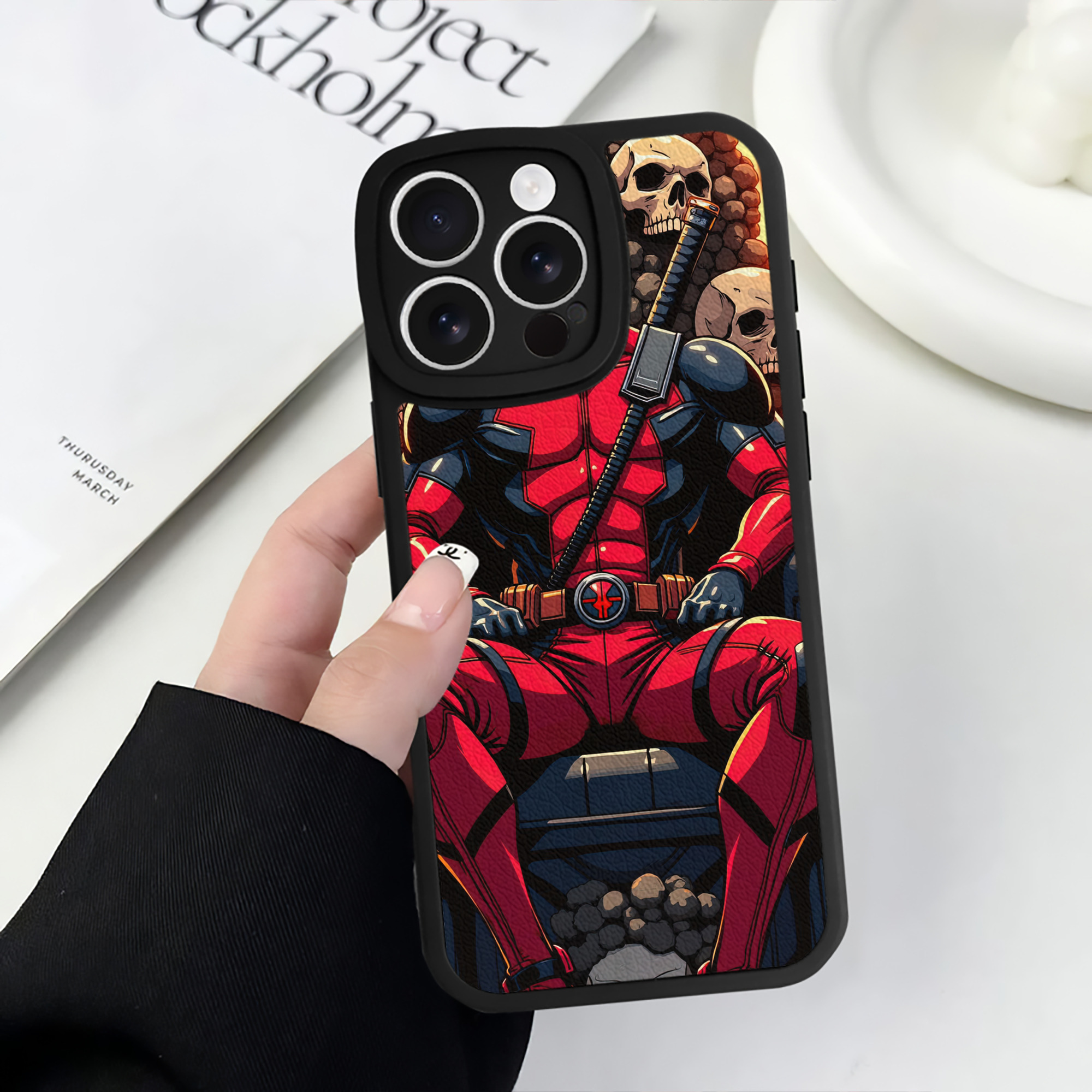 （画像用） Deadpool デッドプール 【iPhone 16シリーズ対応】シリコンスマホケース（レザー調） 材質：シリコン